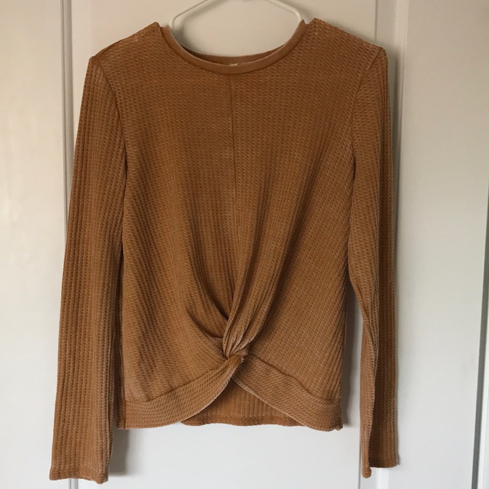 Textures long sleeve shirt with twist in front.